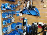 une pièce où sont accrochés au mur de nombreux appareils électroniques de toutes sortes