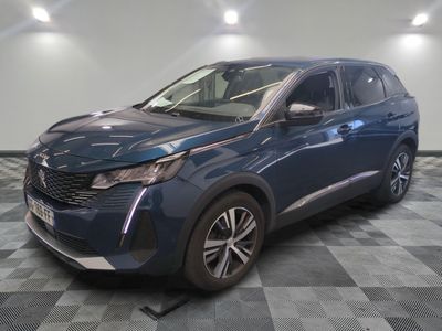 un SUV Chevrolet e-HR bleu de 2020 garé dans une pièce au sol à carreaux