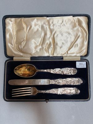 un service d'argenterie dans un coffret, comprenant une cuillère et une fourchette