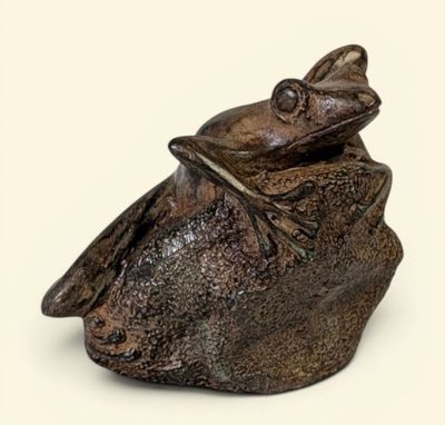 Pierre CHENET (XXe/XXIe) "Grenouille juchée sur un rocher"