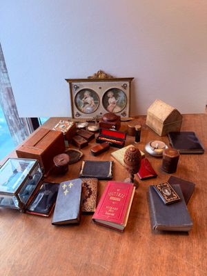 une table en bois sur laquelle se trouvent de nombreux livres et une horloge