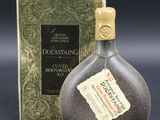 une bouteille d'alcool posée à côté d'une boîte