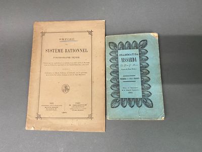 un vieux livre posé à côté d'un autre vieux livre sur une table