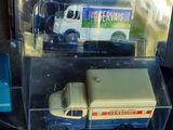 deux camions miniatures exposés dans une vitrine