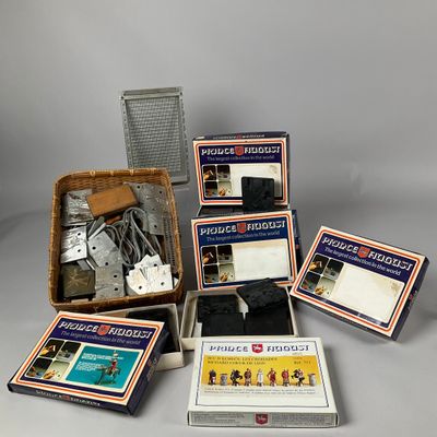 de nombreux objets divers dans une boîte posée sur la table
