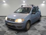 la photo d'une petite voiture bleue garée dans un garage
