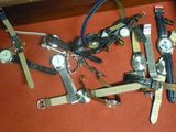 beaucoup de montres qui traînent par terre