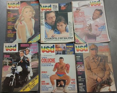 plusieurs couvertures de magazines représentant des hommes et des femmes, exposées sur une table