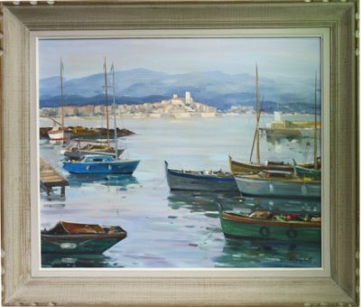 un tableau représentant des bateaux sur l'eau, avec une ville en arrière-plan