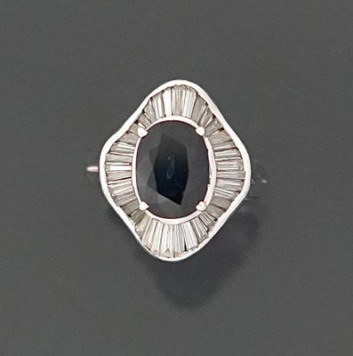 Bague en or gris 18K 750 millièmes ornée d'un saphir de tail…
