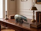 une statue d'ours polaire posée sur une table