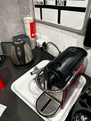 une cafetière posée sur un plateau, sur un plan de travail