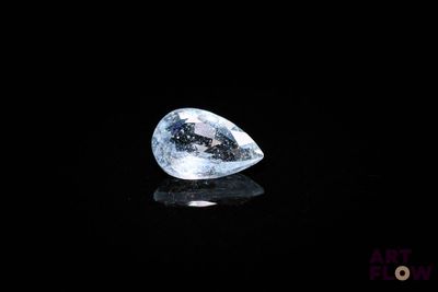 gros plan d'un diamant blanc sur une surface noire
