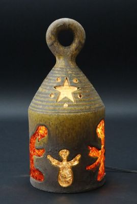 lampe en céramique ornée d'un motif représentant une étoile et un poisson sur le côté extérieur