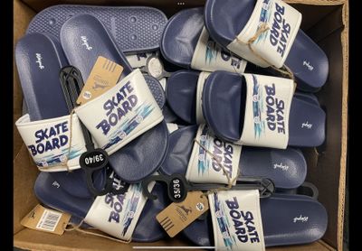 une boîte remplie de chaussons bleus et blancs munis d'étiquettes
