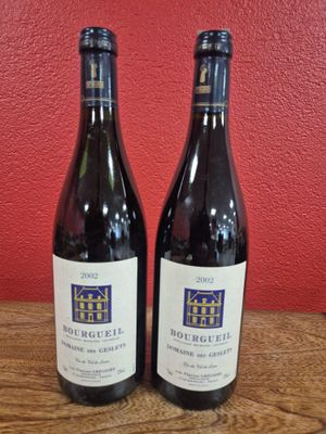 deux bouteilles de vin rouge posées sur une table en bois