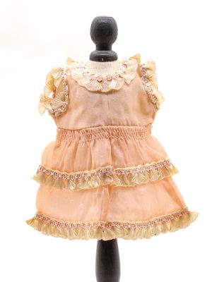 image d'une robe sur un mannequin sur fond blanc