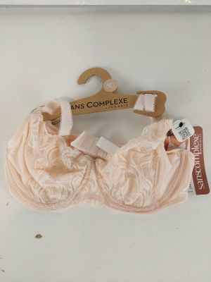 une photo d'un soutien-gorge rose avec une étiquette dessus