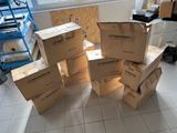 de nombreux cartons empilés sur le sol