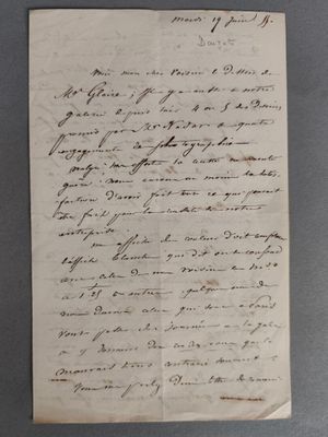 une feuille de papier sur laquelle on peut écrire, posée sur une table