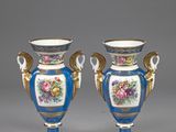 paire de vases bleus et or à motifs floraux