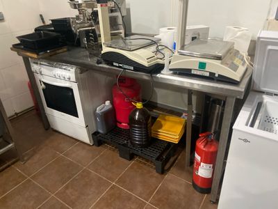 une photo d'une cuisine remplie d'appareils électroménagers et d'équipements