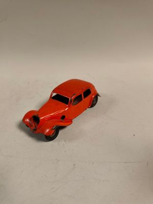 deux voitures jouets assises l'une à côté de l'autre