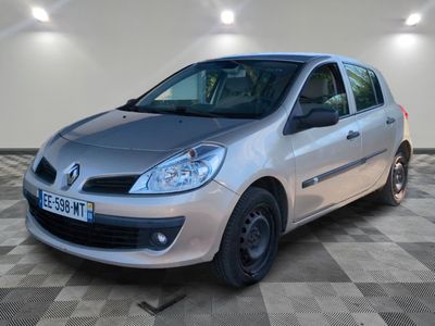 la photo d'une voiture argentée garée dans un garage