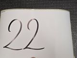 un panneau portant le chiffre 22 posé par terre
