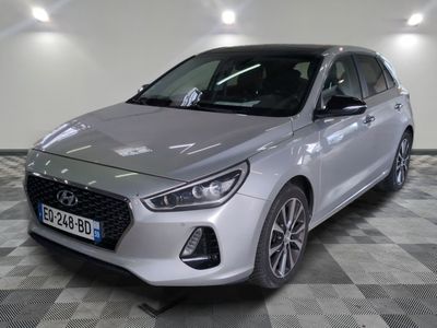 la voiture argentée est garée sur le sol en damier d'un garage