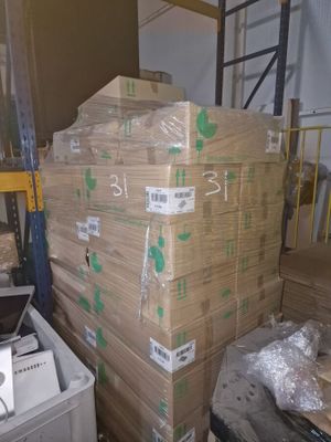 une pile de cartons posée sur une palette dans un entrepôt