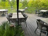 des tables et des chaises sur la terrasse d'un restaurant