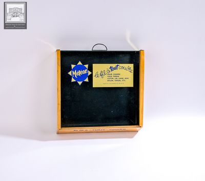 un tableau noir sur lequel est collé un autocollant jaune