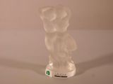 une figurine en verre représentant un homme et une femme posée sur une table