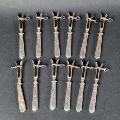 un ensemble de huit couteaux de table en argent avec manche et poignée