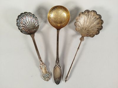 Réunion de trois cuillères à saupoudrer, dont une cuillère e…