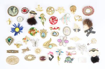 de nombreux types de broches différents sur un fond blanc