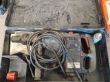 une boîte à outils contenant des outils, posée sur le sol