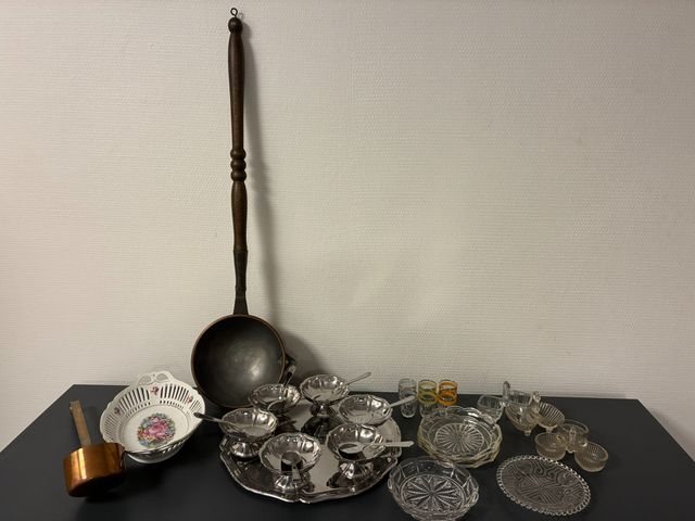 Lot comprenant service à glace en inox, 2 cuivres, 1 panière ajou...