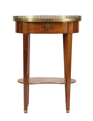 une table en bois avec un plateau en métal et une étagère en dessous