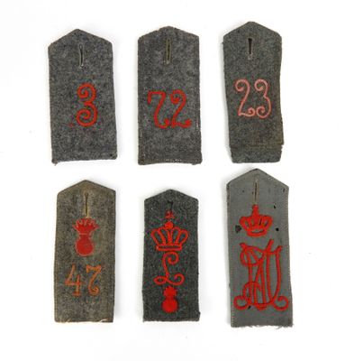 six petites étiquettes comportant des chiffres et des symboles, posées sur une surface blanche