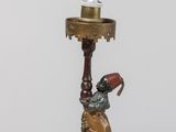 une lampe posée sur une table