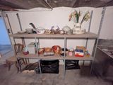 une étagère sur laquelle sont posés de nombreux objets dans une pièce