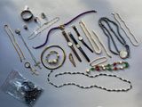 plusieurs types de colliers et de bracelets différents disposés sur une table