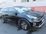 la voiture noire est garée devant un bâtiment dans un parking
