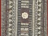 une photo en gros plan d'un tapis orné d'un motif