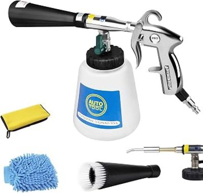 un gros plan d'un pistolet pulvérisateur et de produits de nettoyage sur fond blanc