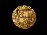 gros plan d'une pièce d'or sur fond noir