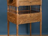 une petite table en bois avec un plateau en verre, posée sur un parquet en bois massif