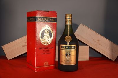 une bouteille de vin à côté d'une boîte sur une table